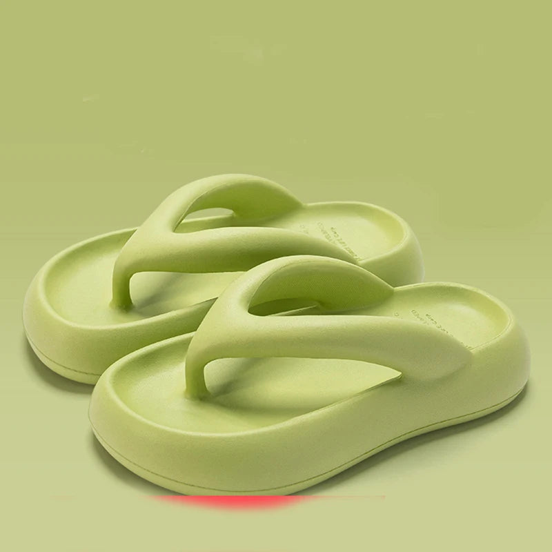 Tongs à semelle épaisse pour femmes été 2024 nouvelles sandales de plage antidérapantes augmentant la hauteur pantoufles de plage pour vêtements d'extérieur