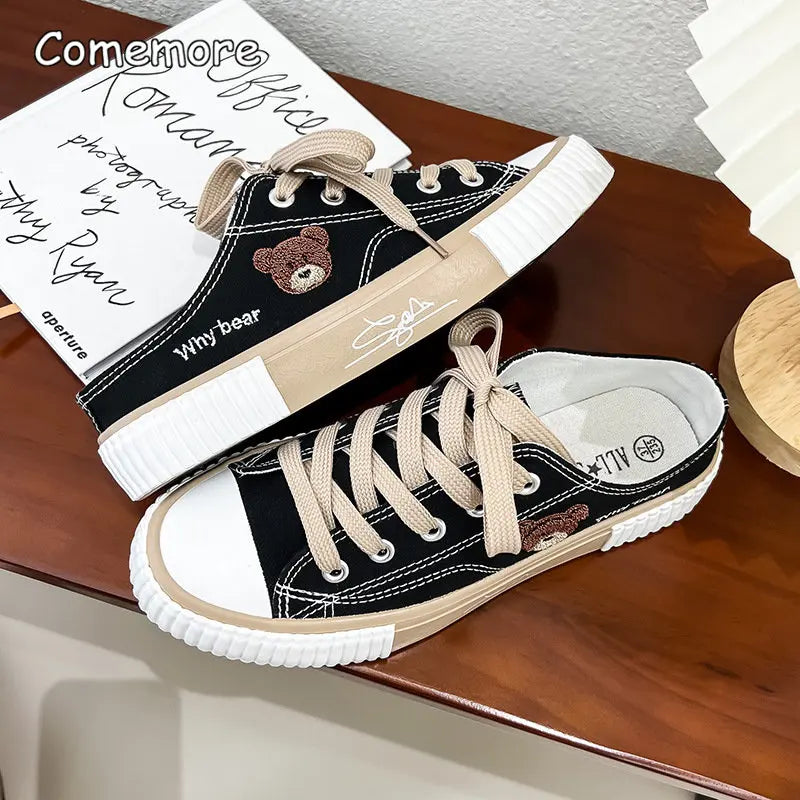 Comemore Printemps Femmes Mignon Ours Chaussures En Toile Plat Décontracté Tout Match Demi Pantoufles Version Coréenne À Lacets Dames Vulcanisé Chaussures