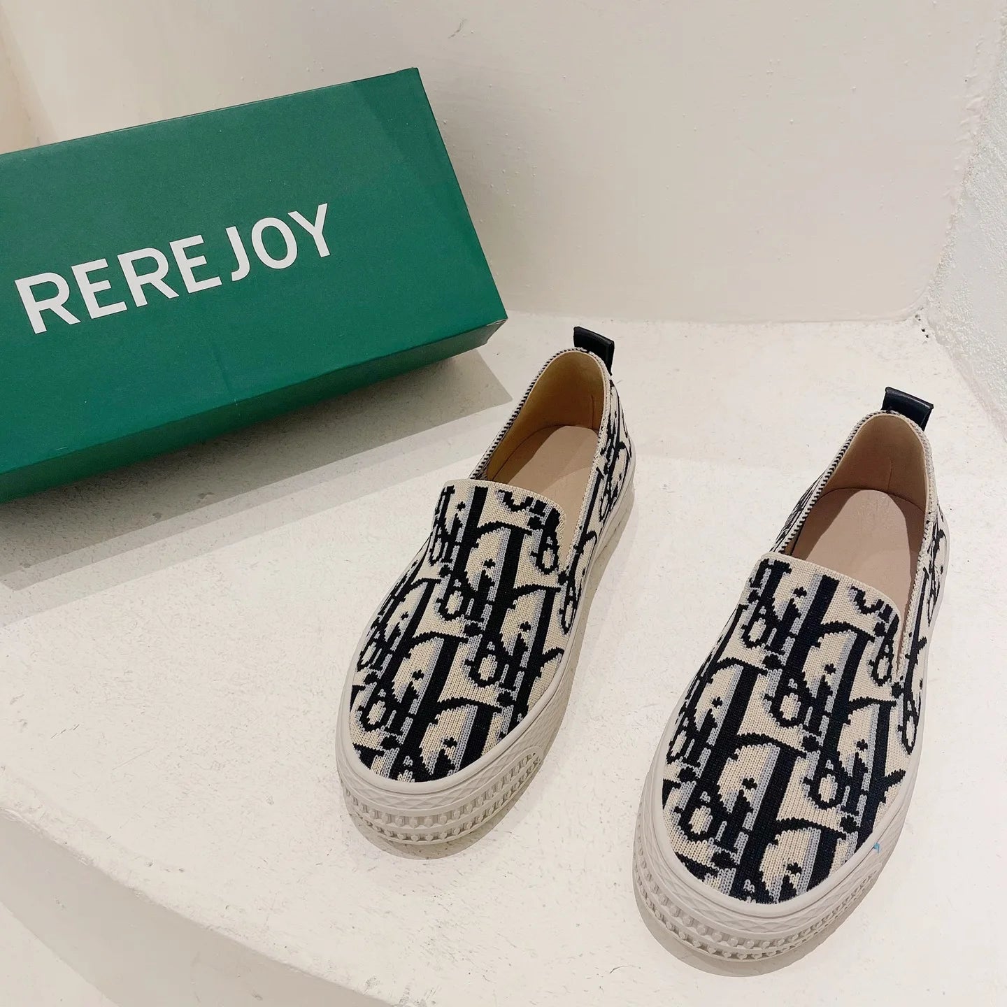 Nouvelles chaussures de pêcheur à tête ronde Flying Weaver, motif à carreaux de marée, à enfiler peu profonde, semelle épaisse, chaussures simples décontractées pour femmes