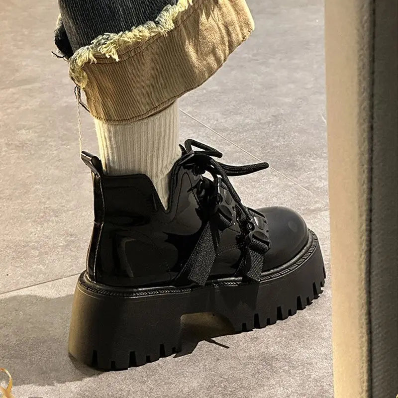 Bottes de moto tendance pour femmes, automne et hiver 2023, nouvelles bottes courtes polyvalentes à semelle épaisse et design tendance