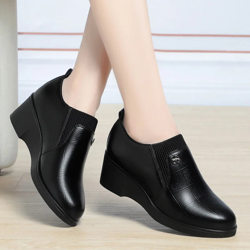 Chaussures à talons compensés en cuir tendance pour femmes 2024 Nouveau design de semelle souple polyvalent et confortable Chaussures décontractées pour femmes en couleur unie