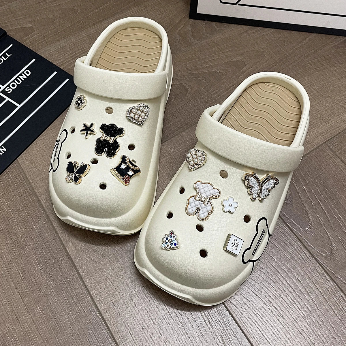 New Fashionable and Versatile Black and White Bear Thick-Soled Clogs E05