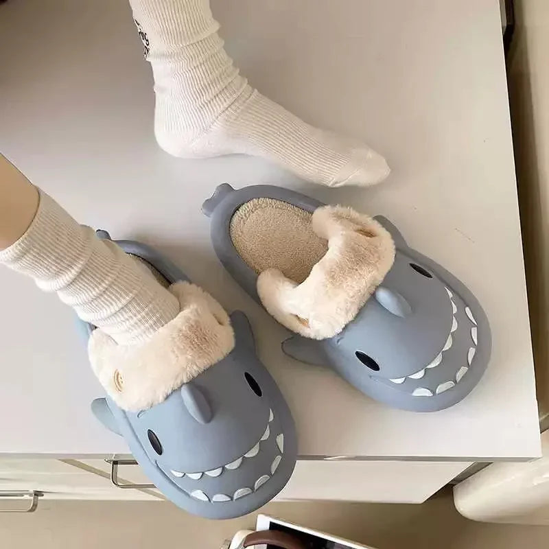 Chaussons d'hiver en forme de requin pour couple avec doublure amovible, chauds et mignons, sandales requin en peluche en coton pour femmes, tongs plates en coton pour hommes, chaussures d'intérieur