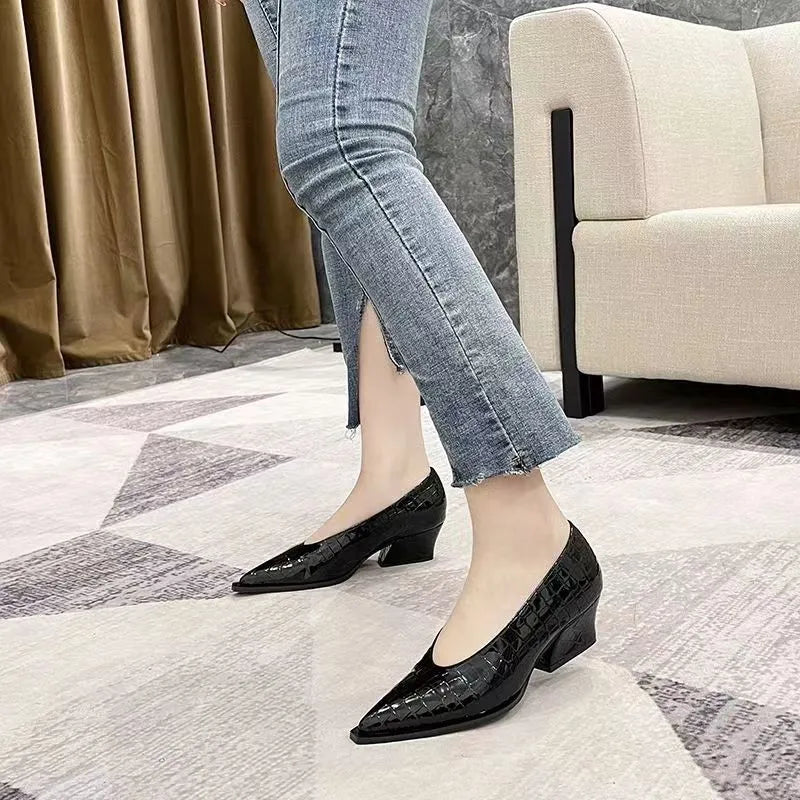 2023 Fall and Winter Slope Heel Pointed Toe V Mouth Women's Single Shoes Black 4cm Women's Shoes Middle Heel Retro Granny Shoes