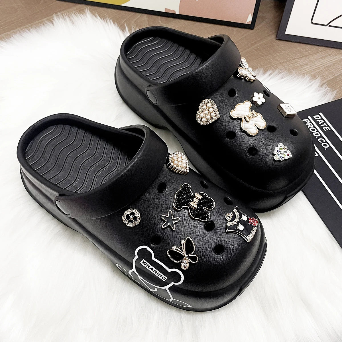 New Fashionable and Versatile Black and White Bear Thick-Soled Clogs E05