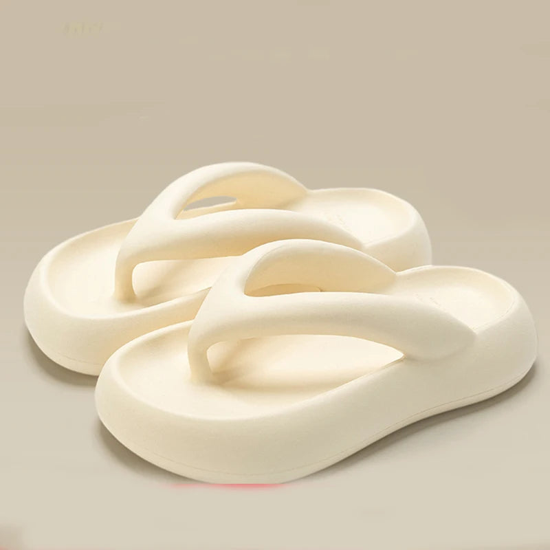 Tongs à semelle épaisse pour femmes été 2024 nouvelles sandales de plage antidérapantes augmentant la hauteur pantoufles de plage pour vêtements d'extérieur
