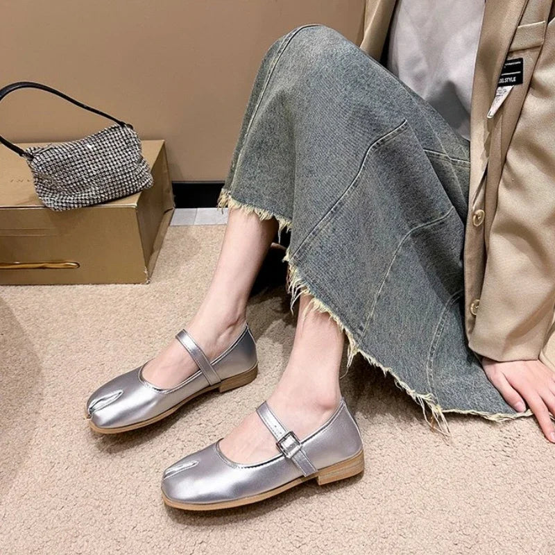 Novelty Split Toe flat shoes woman quality leather mary janes Japanese style trotters flats ankle bele Tabi ninja loafers women