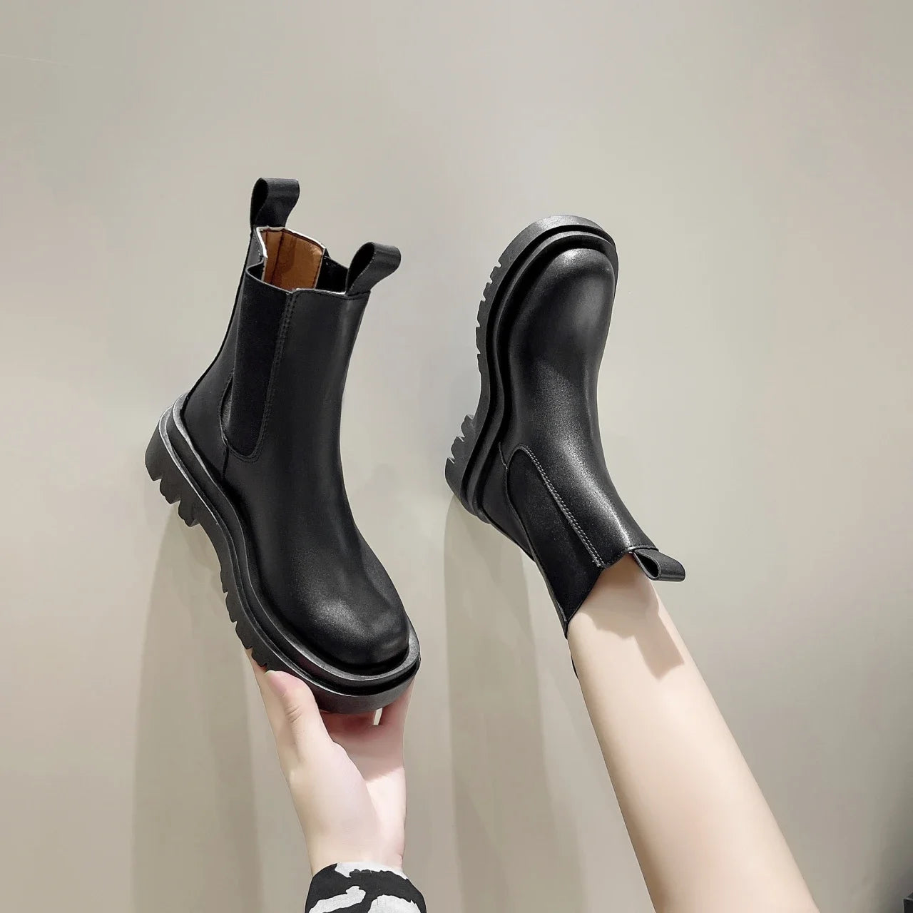 Women Boots Hot Luxury Thick Sole Chelsea Boots Women Flat Casual Boots High Quality Fashion Shoes for Women Zapatos De Mujer