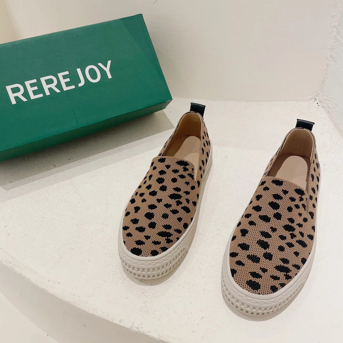 Nouvelles chaussures de pêcheur à tête ronde Flying Weaver, motif à carreaux de marée, à enfiler peu profonde, semelle épaisse, chaussures simples décontractées pour femmes